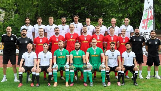Der TuS Mayen geht in die Saison mit (hinten, von links) Kaan Ötztürk, Arthur Kurogjan, Luca Kohl, Tyler Ötztürk, Tim Feiler, Le