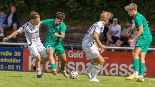 Paul Schneider (in grün, links) spielte in der vergangenen Saison noch für den SC Idar-Oberstein und könnte am Samstag im Trikot