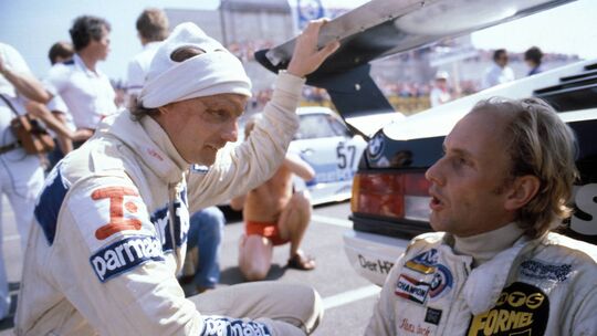 Plausch in der Boxengasse: Niki Lauda und Hans-Joachim Stuck (rechts) verstanden sich bestens. In der BMW-M1-Procar-Serie, in de Plausch in der Boxengasse: Niki Lauda und Hans-Joachim Stuck (rechts) verstanden sich bestens. In der BMW-M1-Procar-Serie, in de