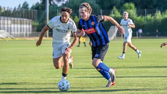 Lukas Tuchscherer (blau-schwarzes Trikot) spielte nach dem Weggang von Karim Zeghli und der Verletzung von Tim Schirmer auf der Lukas Tuchscherer (blau-schwarzes Trikot) spielte nach dem Weggang von Karim Zeghli und der Verletzung von Tim Schirmer auf der