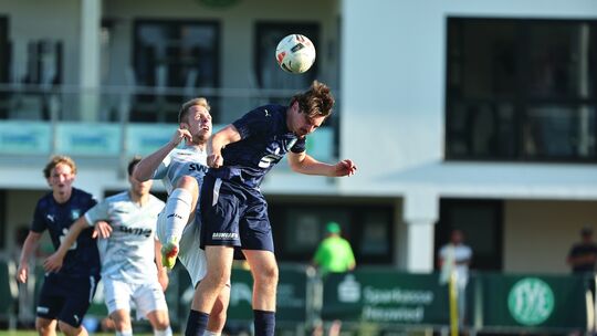 Mülheim-Kärlichs Angreifer Martin Jacobs (in Blau, hier im Testspiel gegen den Oberligisten FV Engers um Jonas von Haacke) traf