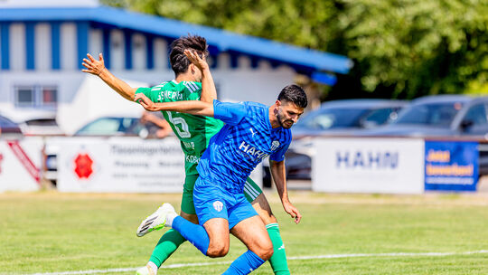 Serhat Koruk (in Blau) kam vom West-Regionalligisten Bonner SC und soll für Tore beim FC Emmelshausen-Karbach sorgen. Schlägt de