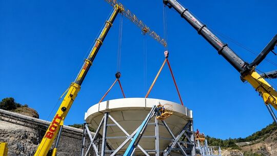 Rund 110 Tonnen am Haken: Zwei Großkräne heben den ersten Abschnitt des neuen Puffersilos synchron an seinen Platz.