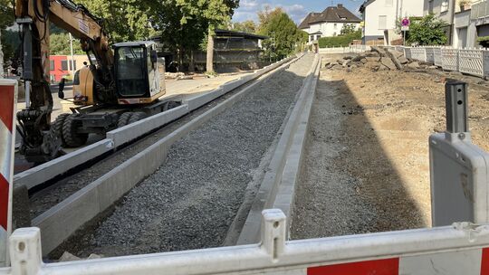 Während der Bauarbeiten ist die Bergstraße teilweise gesperrt. Auf dem fraglichen Abschnitt entlang des Pausenhofs blieb ledigli