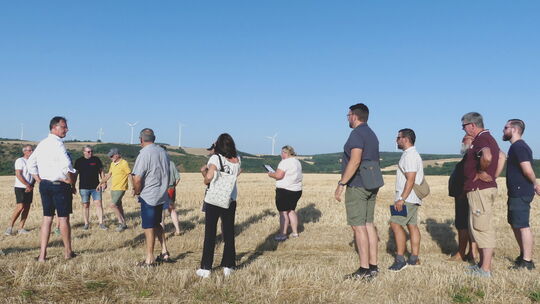 Das Areal "Auf'm Keddart", wo eine Freiflächen-Fotovoltaikanlage errichtet werden soll, schaute sich der Ausschuss aus der Nähe Das Areal "Auf'm Keddart", wo eine Freiflächen-Fotovoltaikanlage errichtet werden soll, schaute sich der Ausschuss aus der Nähe