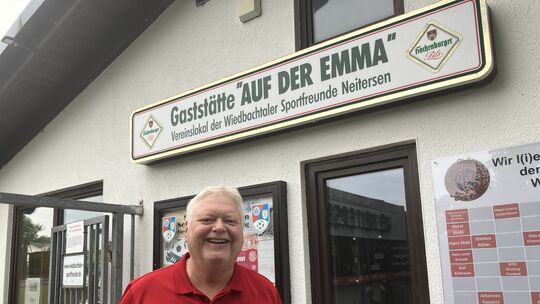 Der erste Vorsitzende der Wiedbachtaler Sportfreunde Neitersen Rene Zimmermann steht vor dem Vereinsheim „Auf der Emma“ das mome