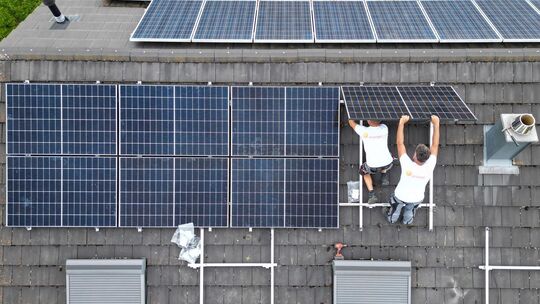 Installation einer PV Anlage auf einem Dach eines Privathauses