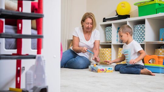 Oma spielt mit Enkel