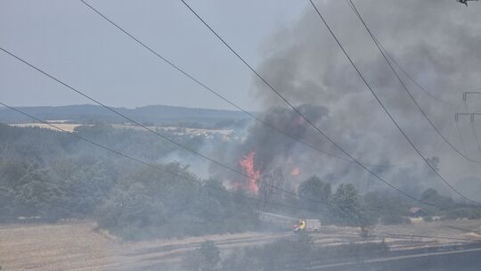 Angefacht durch starken Wind hatte sich das Feuer in rasender Geschwindigkeit ausgebreitet.