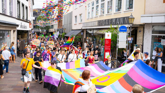 Im August 2025 ziehen Demoteilnehmer beim CSD durch die Koblenzer Innenstadt. Im August 2025 ziehen Demoteilnehmer beim CSD durch die Koblenzer Innenstadt.