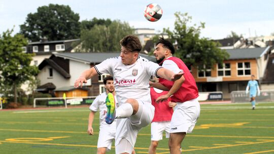 Auch Kuriositäten dürfen im Rheinlandpokal nicht fehlen. So musste der VfB Wissen (in Rot) im vergangenen Jahr beim TuS Montabau