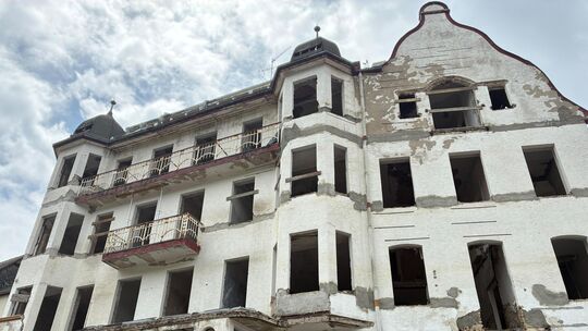 Das alte Hotel in Bad Salzig ist marode. Anfang Juli stürzten Decken des leerstehenden Gebäudes ein. Nun geschah dasselbe wieder Das alte Hotel in Bad Salzig ist marode. Anfang Juli stürzten Decken des leerstehenden Gebäudes ein. Nun geschah dasselbe wieder