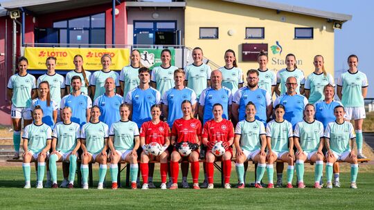 Die Zweitligamannschaft der SG 99 Andernach mit (hinten von links). Muriel Bey, Zoe Brückel, Ina Keller, Zahara Wehbrink, Emelie