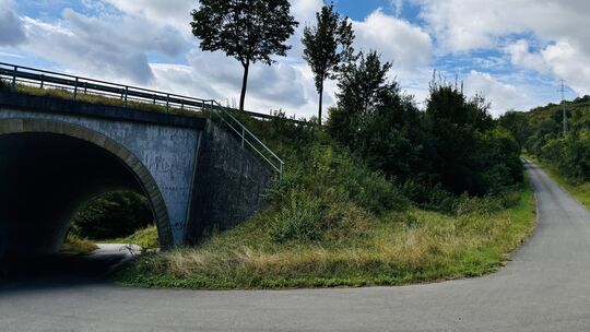 Der Einstieg in die Rampe zur Niedermoscheler Höhe ist hart, insbesondere hier am Anfang unter der B48 hindurch. Der Einstieg in die Rampe zur Niedermoscheler Höhe ist hart, insbesondere hier am Anfang unter der B48 hindurch.