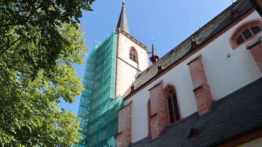 Der rund 60 Meter hohe Turm ist momentan eingerüstet.