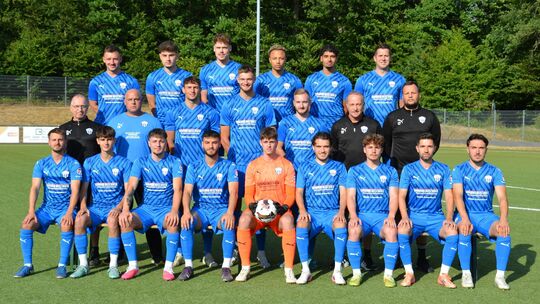 Der FC Emmelshausen-Karbach II in der Saison 2026/27: (hintere Reihe, von links) Philipp Klein, Marcel Miller, Florian Jannke, A