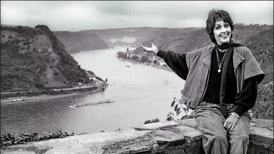 Schön wie gemalt: Am Rande ihres Auftritts im September 1983 auf der Loreley-Freilichtbühne hatte US-Folk-Legende Joan Baez spon