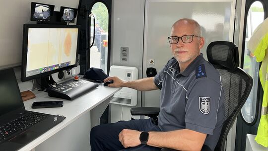 Kennt man vom Flughafen: Zollamtsinspektor Christian Buß überprüft mitgeführte Taschen mithilfe eines Scanners auf unerlaubte Ge
