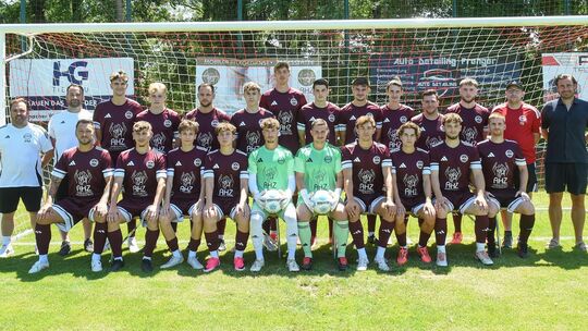 Aller guten Dinge sind drei: In seine dritte Landesliga-Saison geht der FC Schmittweiler-Callbach mit (hinten von links) Patrik