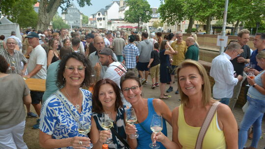 Dieses Quartett hatte bei bestem Wetter und mit Lorenz-Wein richtig Spaß: Rund 1000 Besucher kamen am Donnerstag zum letzten Nah Dieses Quartett hatte bei bestem Wetter und mit Lorenz-Wein richtig Spaß: Rund 1000 Besucher kamen am Donnerstag zum letzten Nah