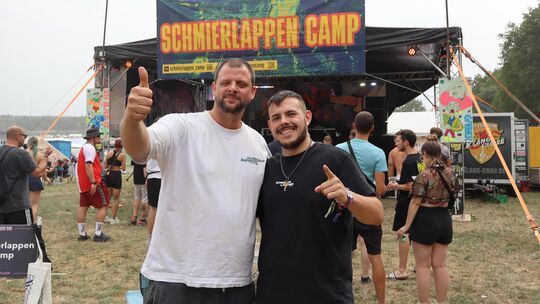 Mit ihren Freunden zusammen auf der Nature One Spaß zu haben, ist das Wichtigste für Alex Kremer (links) und Tristan Wilhelm von