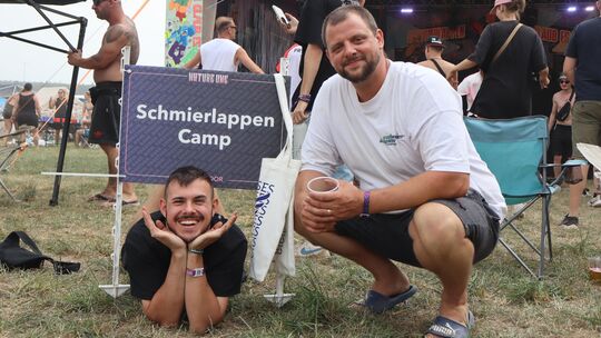Tristan Wilhelm (links) und Alex Kremer (rechts) von den „Schmierlappen“ haben auf der Nature One ein eigenes Camp auf dem Campi Tristan Wilhelm (links) und Alex Kremer (rechts) von den „Schmierlappen“ haben auf der Nature One ein eigenes Camp auf dem Campi
