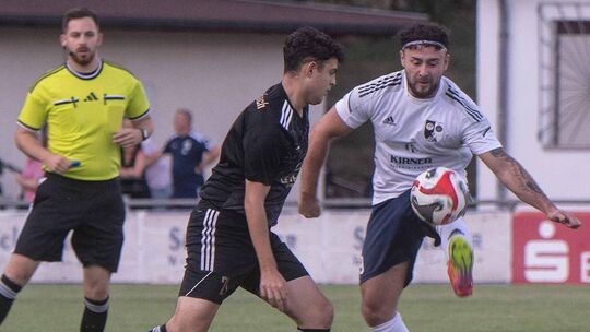 Elegant behandelt der Spieler der SG Kirn/Kirn-Sulzbach (weißes Trikot) im erfolgreich gestalteten Pokalspiel gegen den SV Winte Elegant behandelt der Spieler der SG Kirn/Kirn-Sulzbach (weißes Trikot) im erfolgreich gestalteten Pokalspiel gegen den SV Winte