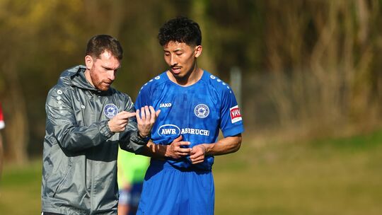 In der vergangenen Spielzeit trug Nao Oriyama (hier mit Ex-Coach Manuel Moral Fuster) noch das Trikot von Cosmos Koblenz, nun so In der vergangenen Spielzeit trug Nao Oriyama (hier mit Ex-Coach Manuel Moral Fuster) noch das Trikot von Cosmos Koblenz, nun so