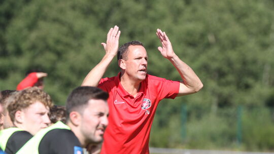 Pascal Geibel kann es nicht fassen. Er darf beim Auftaktspiel seines SC Birkenfeld beim VfR Baumholder II nicht coachen. Er ist