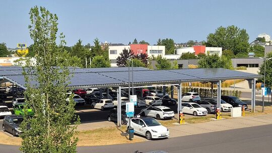 Über dem Parkplatz des Moselbads ist eine PV-Modulfläche von rund 1800 Quadratmetern entstanden, die einen Jahresertrag von rund Über dem Parkplatz des Moselbads ist eine PV-Modulfläche von rund 1800 Quadratmetern entstanden, die einen Jahresertrag von rund