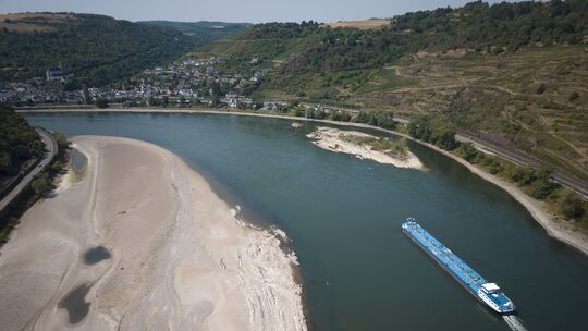 Oberwesel: Ein Tankschiff passiert eine Sandbank bei Oberwesel. Die niedrigen Wasserstände schränken die Schifffahrt aktuell deu