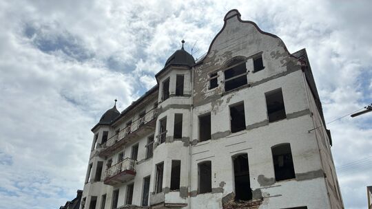 Das alte Hotel in Bad Salzig soll nach Auskunft der Kreisverwaltung durch einen Teilabriss statisch gesichert werden.