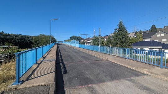 Die Brücke über die Bahngleise in Birken ist schneller fertig geworden als gedacht.