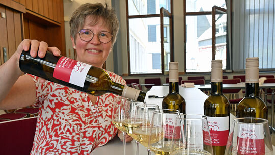Jutta Neumann, Chefin des Weinguts in Wallhausen präsentierte den Jubiläumswein im Kastellauner Rathaus. Jutta Neumann, Chefin des Weinguts in Wallhausen präsentierte den Jubiläumswein im Kastellauner Rathaus.
