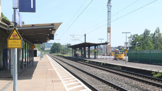 Den Engerser Bahnhof fahren nur Züge an, deren Einstieg für 76 Zentimeter hohe Bahnsteige ausgelegt sind. Doch diese können nich Den Engerser Bahnhof fahren nur Züge an, deren Einstieg für 76 Zentimeter hohe Bahnsteige ausgelegt sind. Doch diese können nich