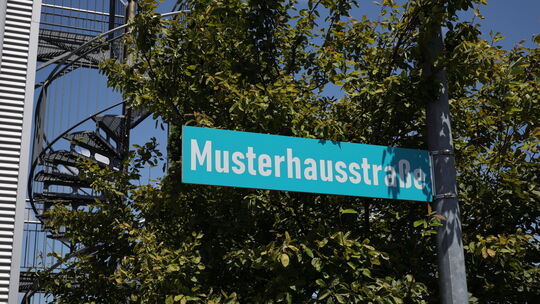 Musterhaustraße heißen alle Straßenzüge, die sich durch das Musterhauszentrum im Gewerbepark Mülheim-Kärlich schlängeln. Das Gel