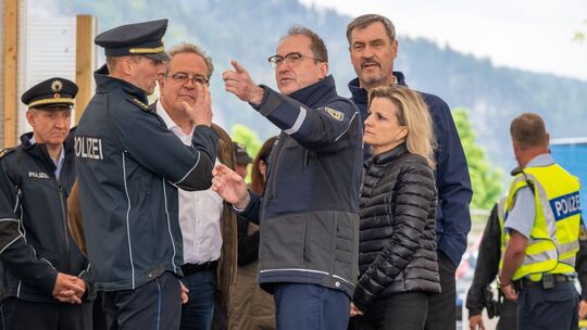 Dobrindt und Söder besuchen Grenzübergang