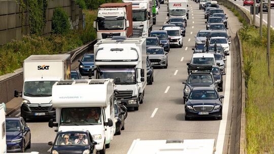 Ferienzeit in Deutschland: Staus auf Autobahnen