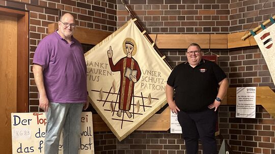 Archivar Alexander Bruchof (links) und Ingo Hoschkara, 1. Vorsitzender der Kirmes Altstars Dernbach, neben der traditionellen Ki