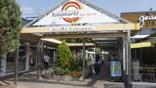 Der Außenbereich ist überdacht, und es gibt viele Parkplätze: Das macht den Ringmarkt in Neuwied für viele Kunden nach wie vor a