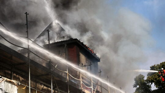 Zu einem Gebäudebrand ist es heute in der Bunzlauer Straße in Siershahn gekommen. Die Löscharbeiten laufen.