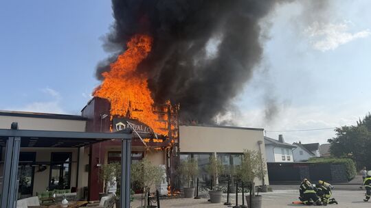 Beim Eintreffen der ersten Feuerwehren stand der Eingangsbereich der Shishalounge in Vollbrand.