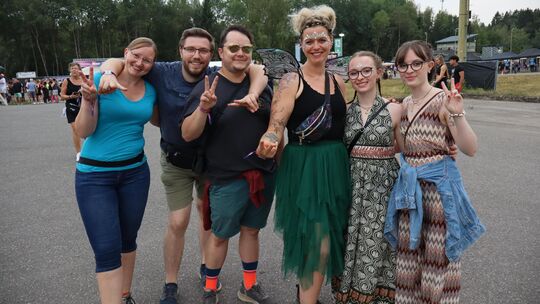 Diese Gruppe freut sich auf das gemeinsame Festivalerlebnis auf der Nature One.