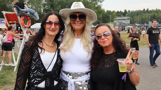 Diese drei Damen haben sich für den Festivalfreitag auf der Nature One so richtig herausgeputzt. Diese drei Damen haben sich für den Festivalfreitag auf der Nature One so richtig herausgeputzt.