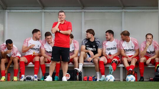 Die breite Bank als Faustpfand: Hinter dem Hüffelsheimer Trainer Christian Lüllig saß eine Ansammlung an Spitzenspielern.