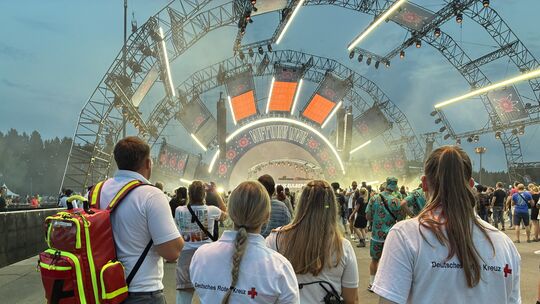 Dort arbeiten, wo andere feiern: Für die ehrenamtlichen Helfer des DRK ist der Einsatz auf dem Festivalgelände der Nature One ei