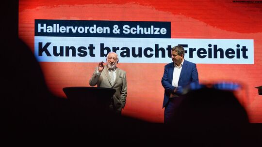 Hallervorden und Schulze unterhalten sich in Halle