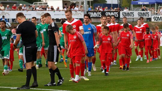 Durfte im ersten Saisonspiel mit seinem Team einlaufen und das Tor hüten: der Hüffelsheimer Keeper Mark Becker (blaues Trikot). Durfte im ersten Saisonspiel mit seinem Team einlaufen und das Tor hüten: der Hüffelsheimer Keeper Mark Becker (blaues Trikot).