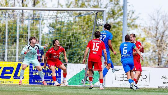 Das 1:0 für den FC Emmelshausen-Karbach: Inas Islamovic (in Blau) köpft eine Ecke unbedrängt am Fünfmeterraum der Eisbachtaler S Das 1:0 für den FC Emmelshausen-Karbach: Inas Islamovic (in Blau) köpft eine Ecke unbedrängt am Fünfmeterraum der Eisbachtaler S