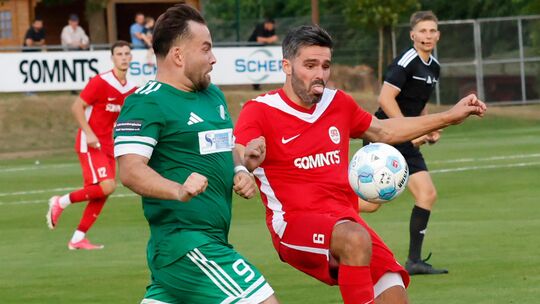 Bestach mit seinem Einsatz für die SG Hüffelsheim: Sascha Mockenhaupt (rotes Trikot) warf sich gegen den SV Alemannia Waldalgesh Bestach mit seinem Einsatz für die SG Hüffelsheim: Sascha Mockenhaupt (rotes Trikot) warf sich gegen den SV Alemannia Waldalgesh